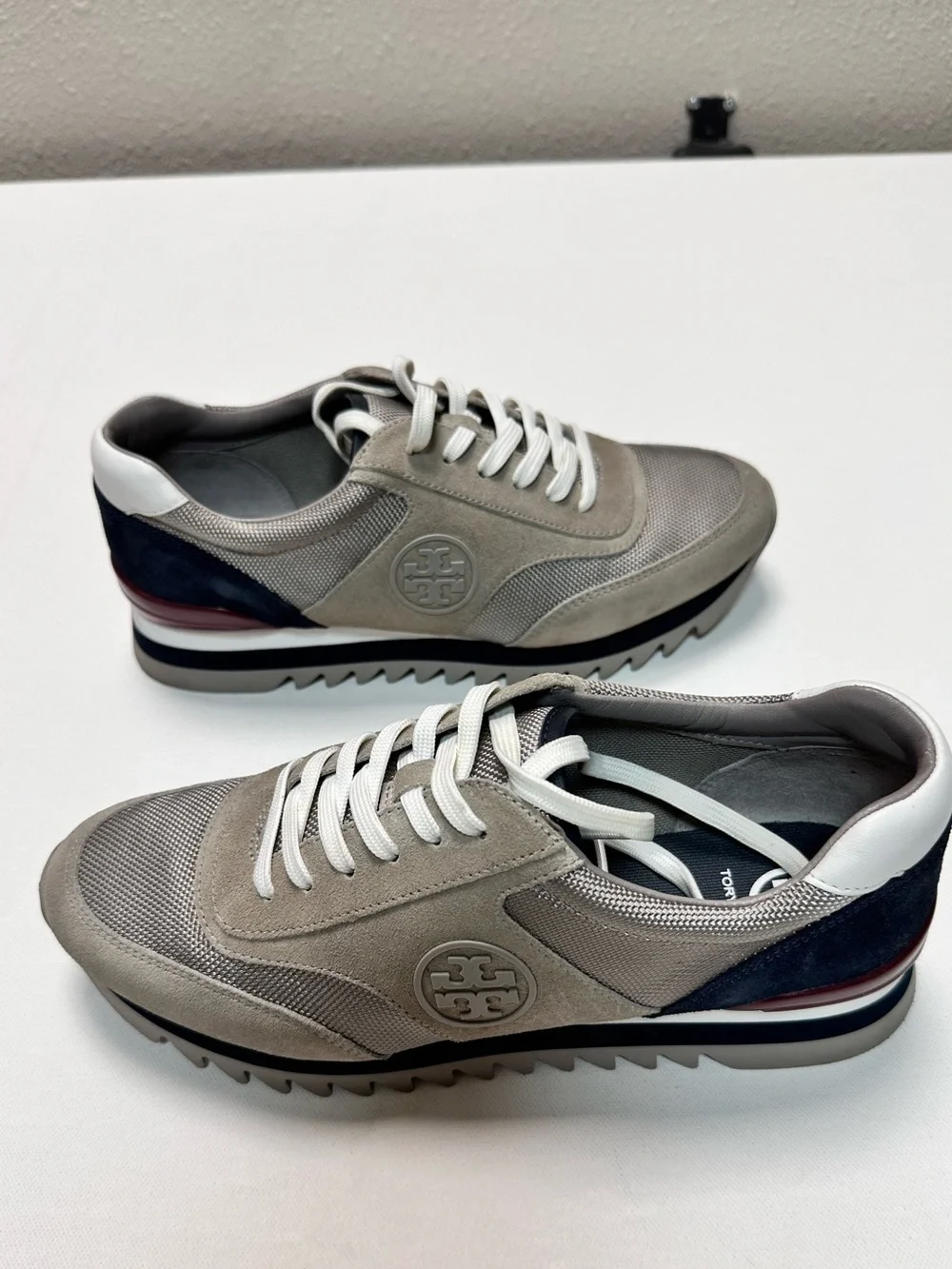 Tory Burch Women’s Sawtooth Logo Sneaker Tennis size 8.5 Leather Suede - Picture 4 of 13